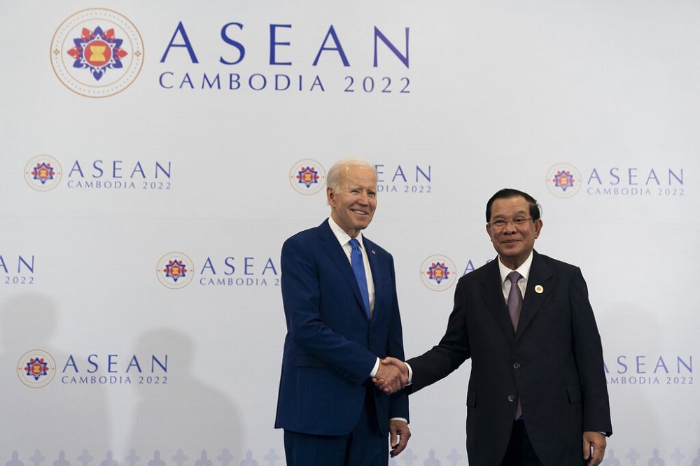 柬埔寨总理洪森与美国总统拜登12日在东协峰会前握手合影。（美联社）(photo:UpMedia)