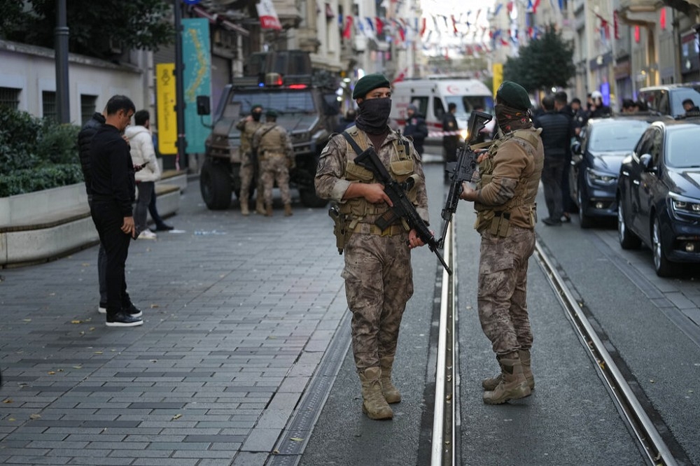 在獨立大街遭炸彈襲擊後，土國軍警迅速封鎖現場。（美聯社）