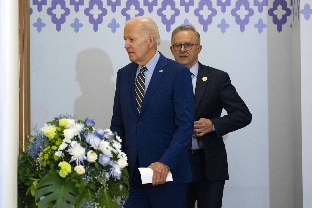 美國總統拜登（左）與澳洲總理艾班尼斯（右）在東協峰會期間，因應中國威脅進行會晤。（美聯社）