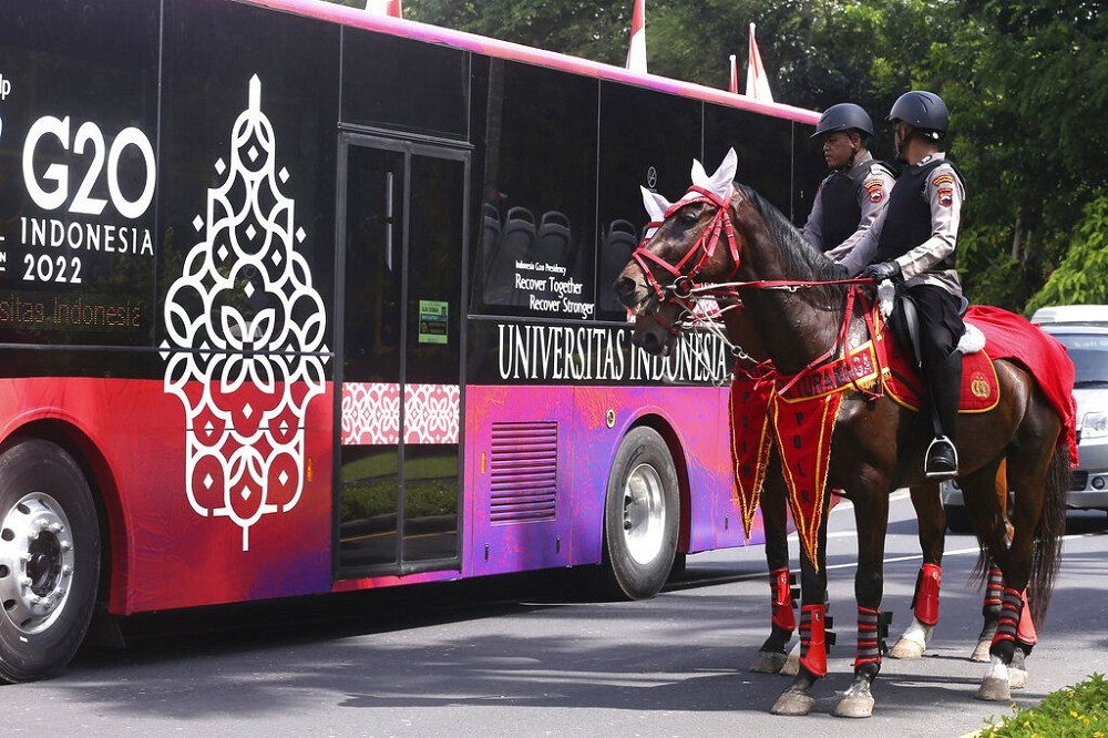 G20峰會登場前夕，印尼騎警在峰會會場所在地的努沙杜瓦街道巡邏，加強安保。（美聯社）