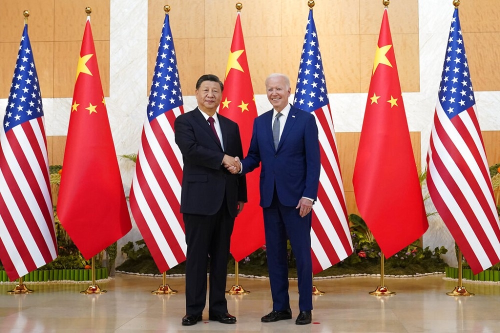 美國總統拜登（右）、中國國家主席習近平（左）14日在印尼會面。（美聯社）
