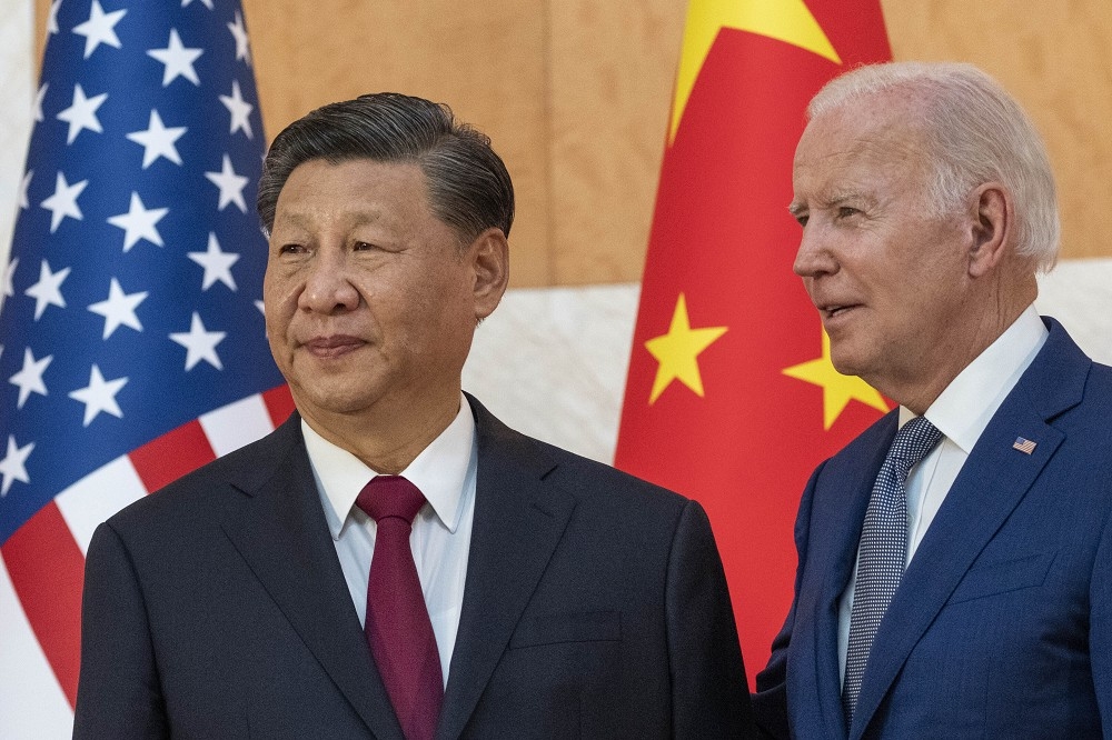 中國國家主席習近平（左）與美國總統拜登（右）討論台灣問題。（美聯社）