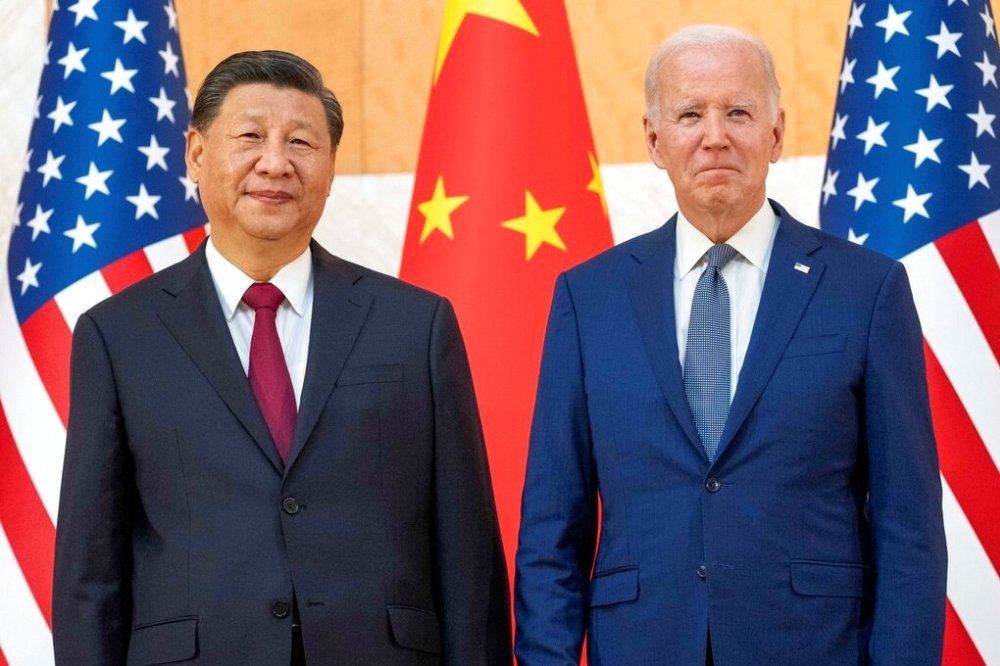 美國總統拜登（右）在會晤中國國家主席習近平（左）時，重申反對破壞台海和平的立場。（美聯社）