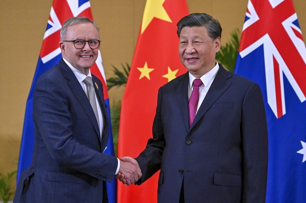 中國國家主席習近平澳洲總理艾班尼斯15日在印尼峇里島舉行雙邊會談。（美聯社）