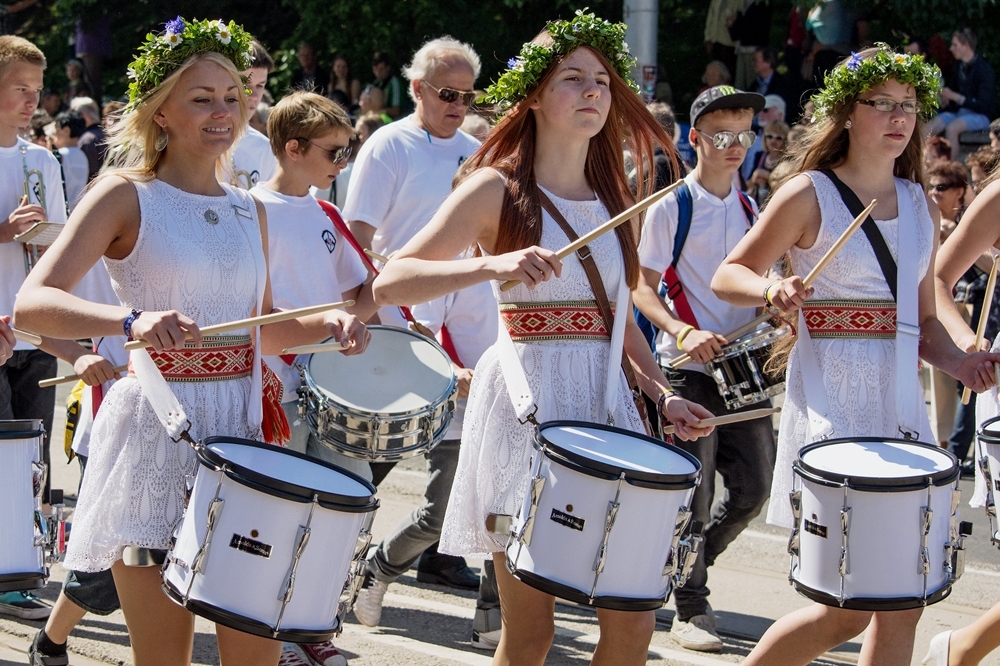 參加遊行活動的愛沙尼亞少女（2014 © Troy David Johnston , Drumming Girls DSC0761 4623x3122 @ Flickr, CC BY-SA 2.0.）