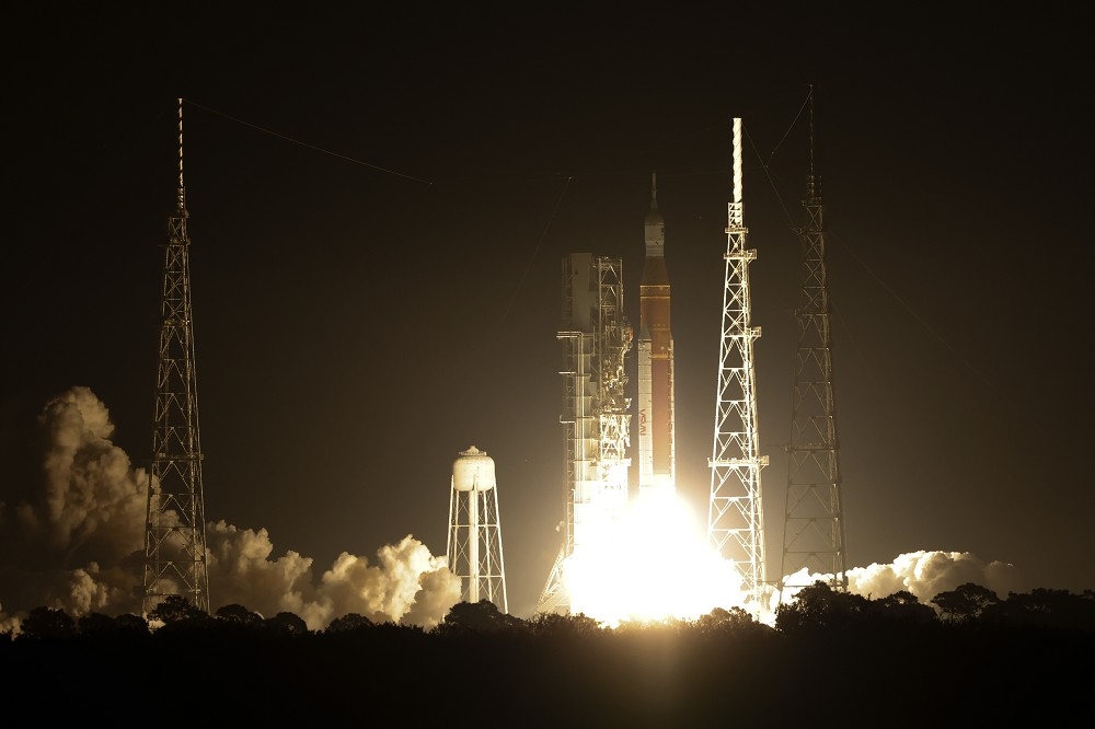 SLS火箭終於成功升空，將獵戶座太空船送上太空，開啟人類重返月球任務的新頁。（美聯社）
