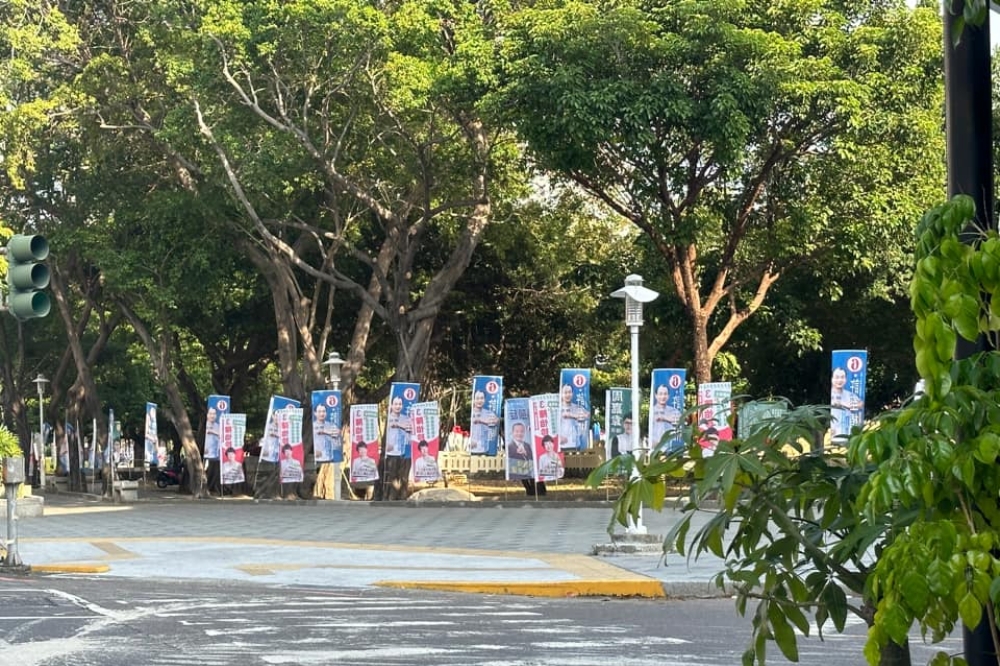 台南大街隨處可見候選人旗幟，一名男子因為看了心情不好，動手拔除卻已觸法。（取自台南式臉書）