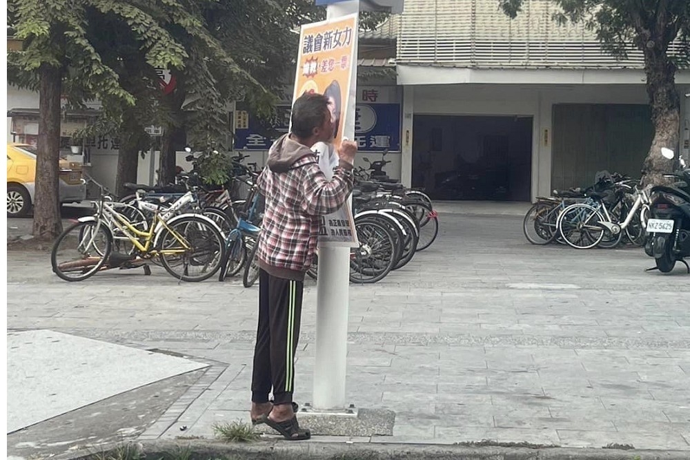 該張照片拍到一名男子當街親吻無黨籍雲林縣議員候選人陳芳盈看板照片。（合取自陳芳盈雲林縣議員候選人臉書）