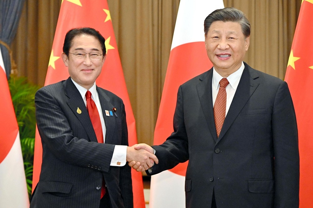 日本首相岸田文雄（左）與中國國家主席17日在曼谷舉行雙邊會談。（美聯社）