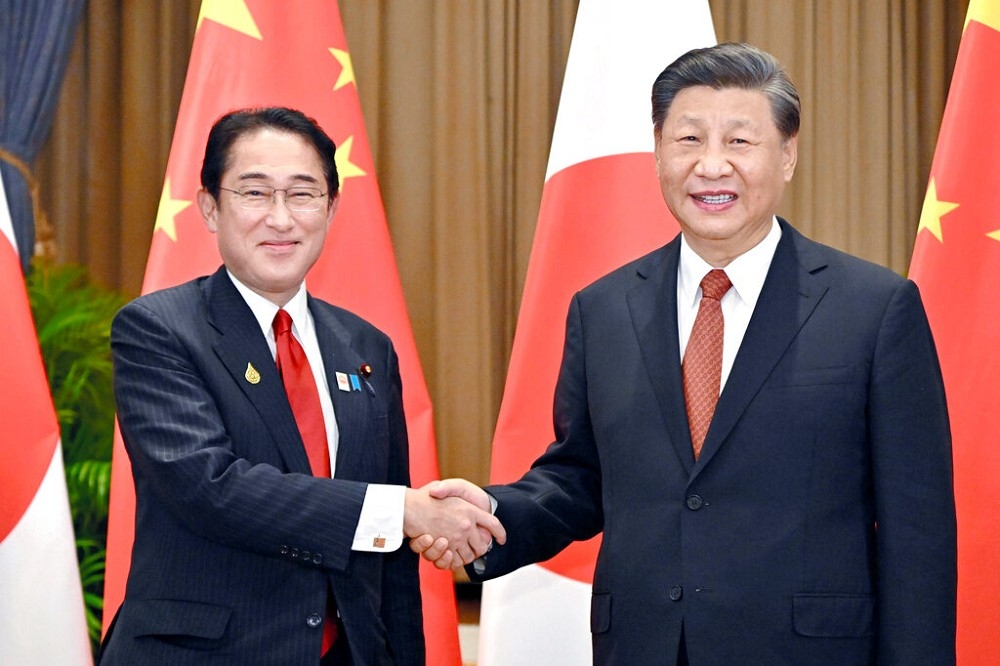 習近平在G20峰會、APEC年會和多國領袖舉行雙邊會談。圖為習近平17日會晤日本首相岸田文雄。（美聯社）