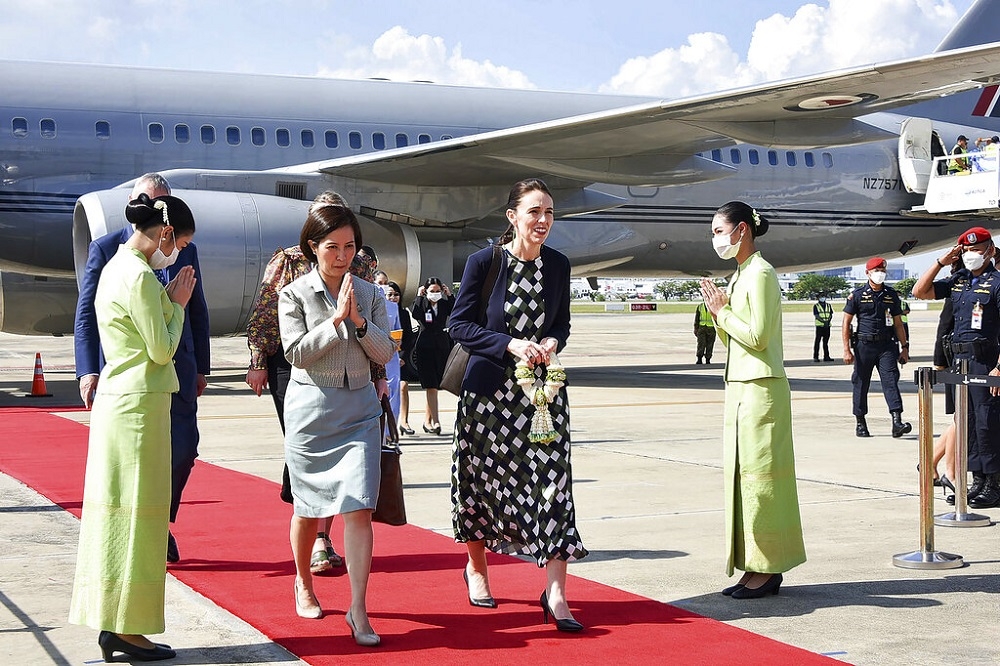 紐西蘭總理阿爾登17日抵達泰國。（美聯社）