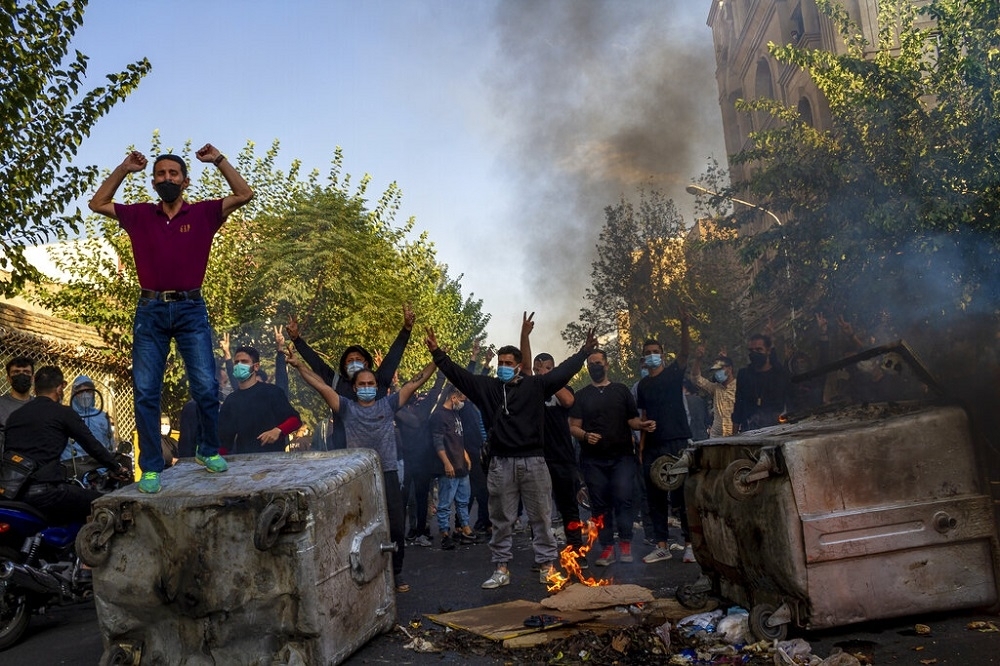 10月27日，德黑蘭群眾上街抗爭。（資料照片／美聯社）