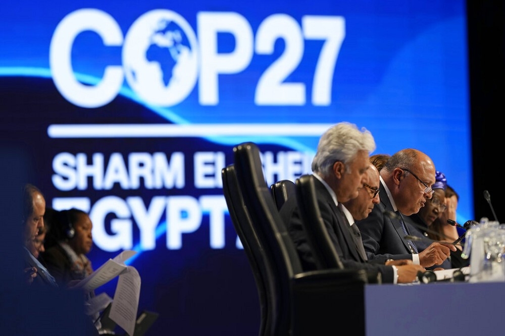  COP27主席蘇克里（右）20日在閉幕大會上說話。（美聯社）