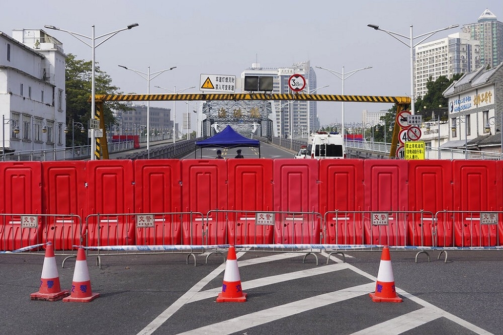 廣州海珠區再度延長封控措施，圖為圍堵海珠區入口的檢查哨。（美聯社）