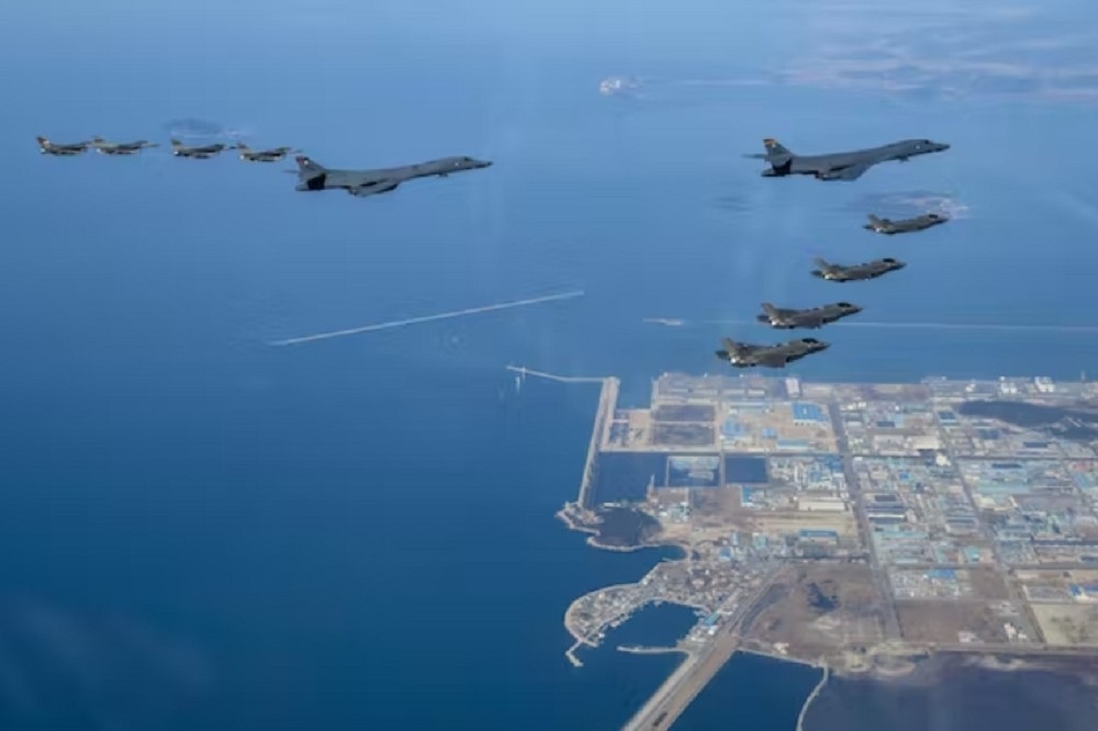 美國空軍B-1B戰略轟炸機19日與美韓戰鬥機編隊飛行。（南韓聯合參謀本部）