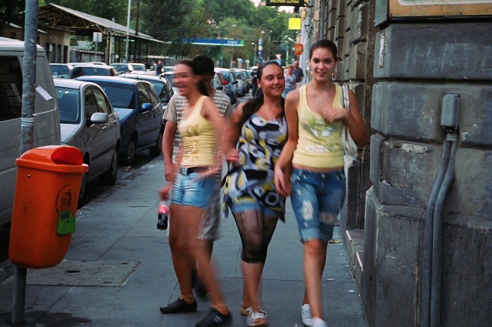 匈牙利首都布達佩斯街頭的年輕女性（2008 © Joost (formerly habeebee) ,Girls aloud @ Flickr, CC BY-SA 2.0.）