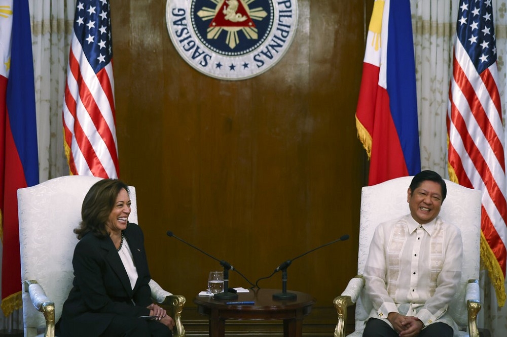 美國副總統賀錦麗（左）21日會晤菲律賓總統小馬可仕（右）。（美聯社）