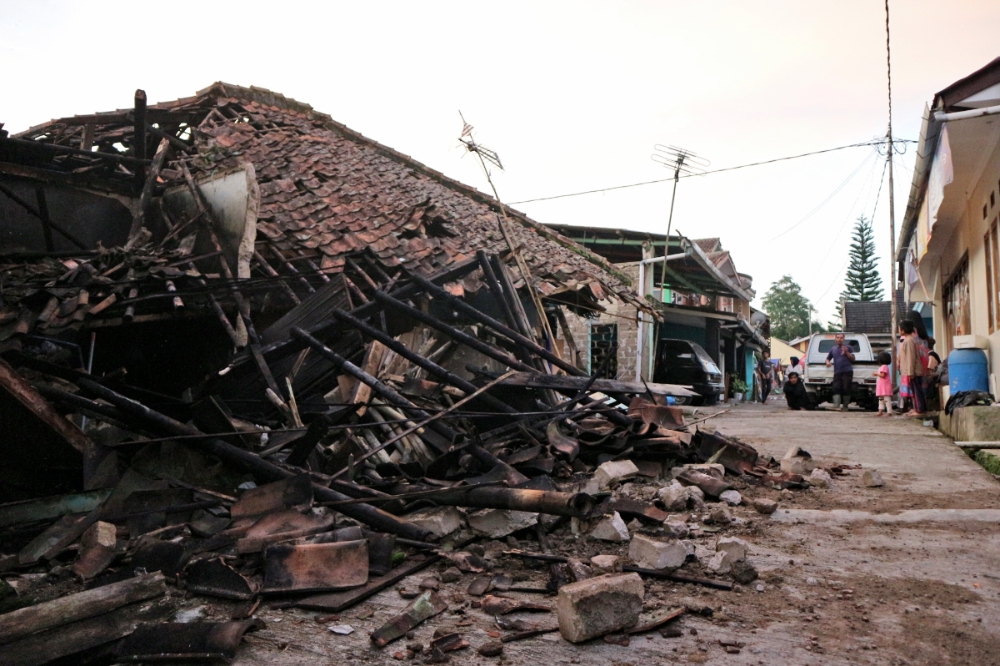 印尼21日發生5.6強震，外交部表示目前尚未接獲國人傷亡消息。（美聯社）