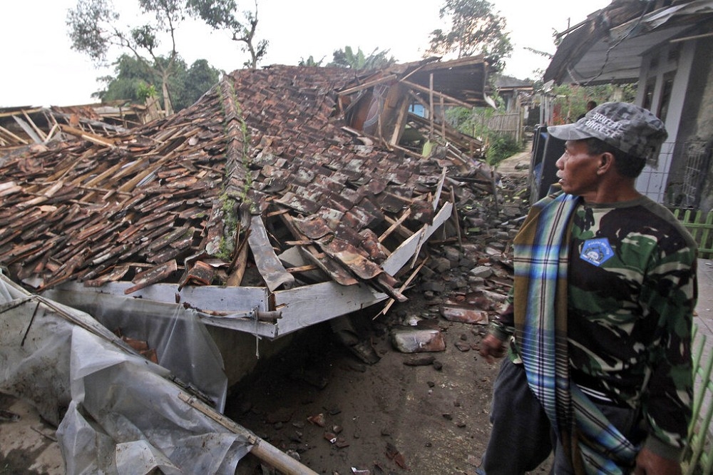 印尼展玉區規模5.6淺層地震，造成大批房屋倒塌受損，1.3萬餘人無家可歸。（美聯社）
