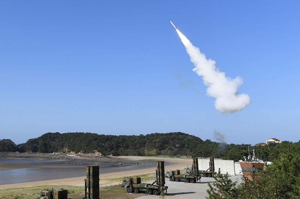 俗稱為「韓版薩德」的L-SAM試射成功，未來攔截北韓飛彈的多層次防空網正逐漸成形。圖為南韓自製「天弓2型」防空飛彈試射。（取自南韓空軍）
