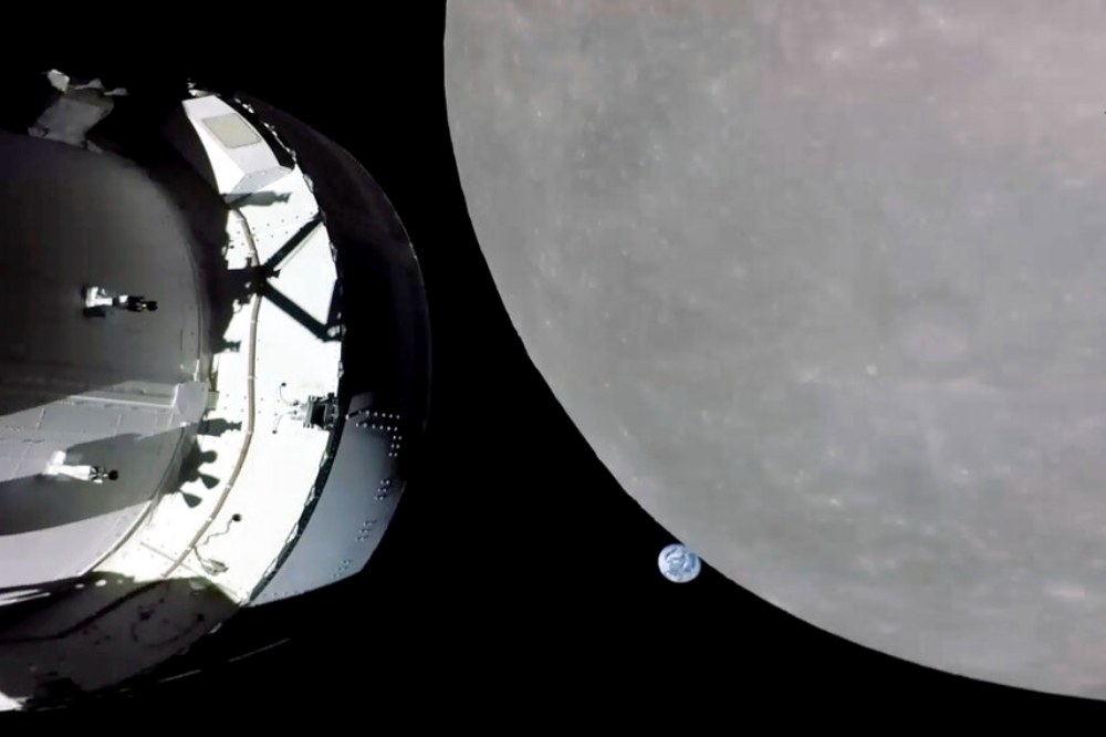 獵戶座太空船（左）靠近月球（右）的景象，中下方藍色星球為地球。（美聯社）