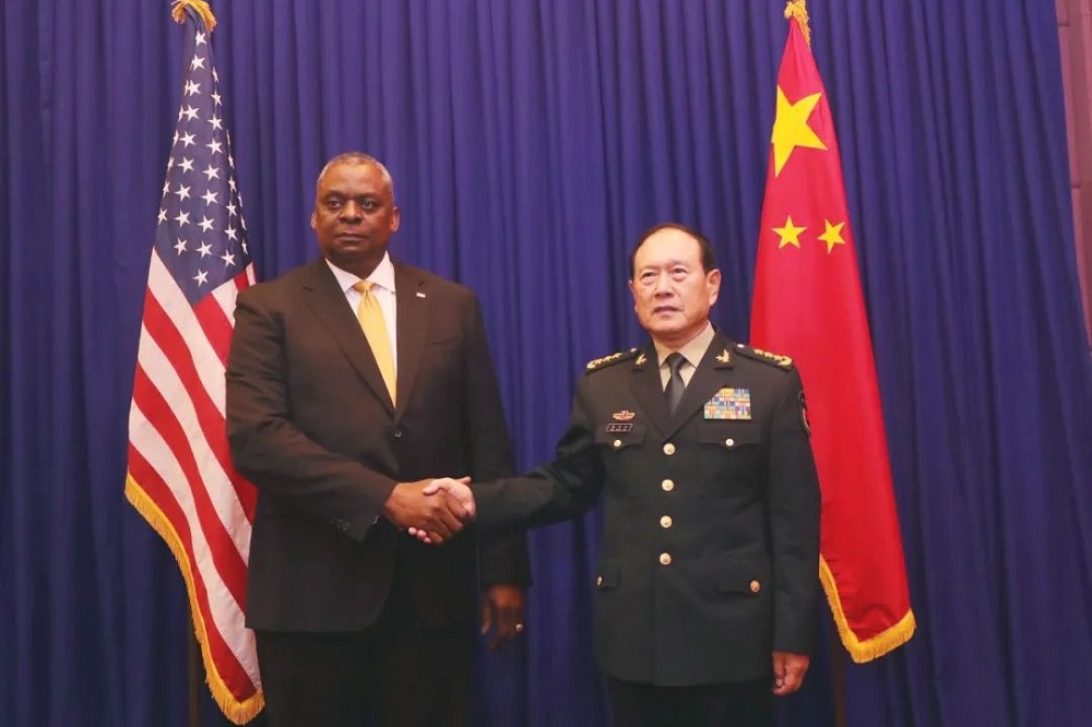 美國國防部長奧斯汀（左）22日與中國防長魏鳳和（右）舉行雙邊會談。（取自中國國防部微信）