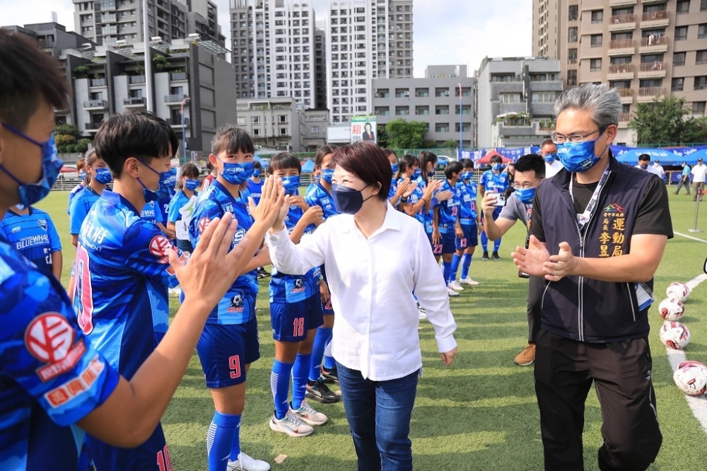 市長盧秀燕積極推動臺中足球運動向下扎根。（台中市政府提供）