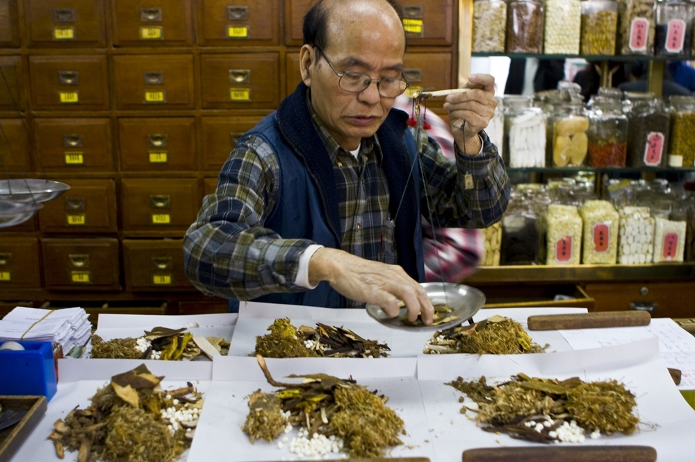 香港一间中药铺（2008 © Daniel Go , Preparing Chinese Herbal Medicine @ Flickr, CC BY-SA 2.0.））(photo:UpMedia)