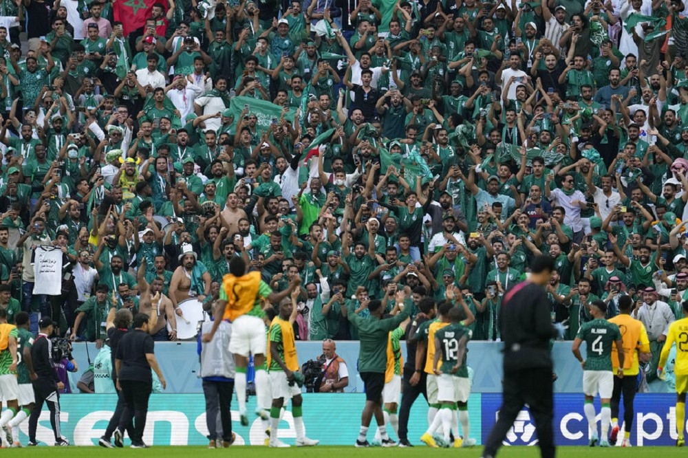 沙国队以2比1大爆冷门击败阿根廷队，让现场球迷欣喜若狂，连国王也宣布放假一天，让紧追转播的国内球迷庆祝之余得以好好休息。（美联社）(photo:UpMedia)
