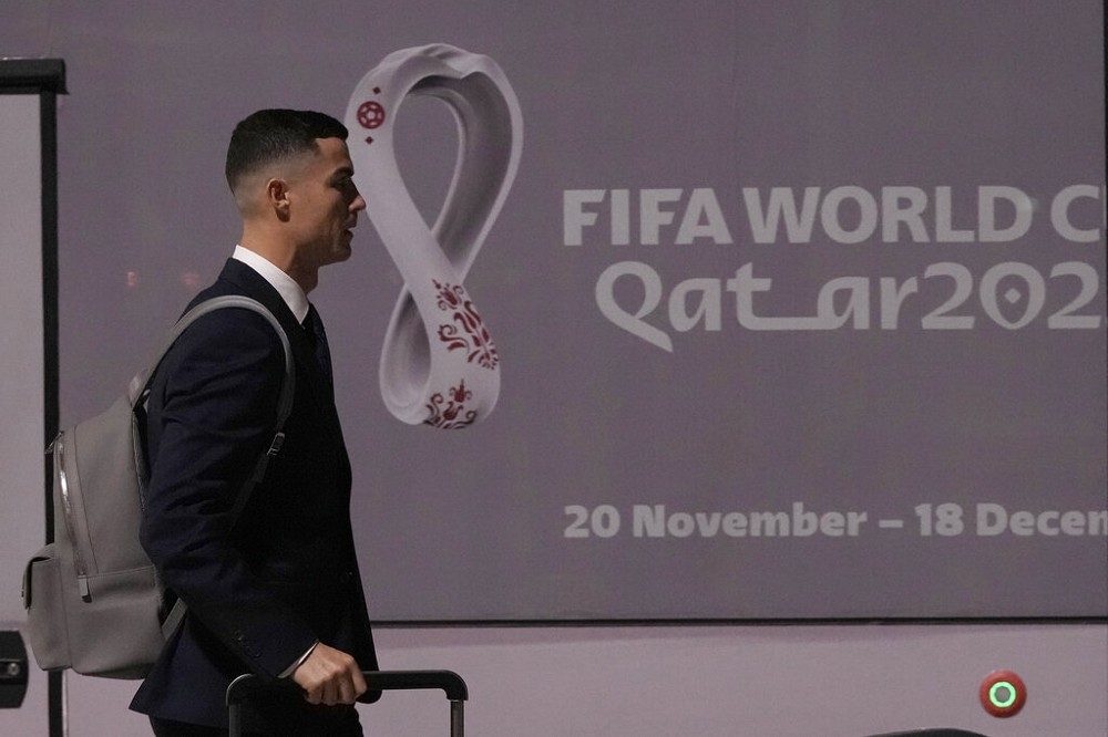 正在代表葡萄牙参加世足赛的37岁C罗，被曼联宣布「即刻生效」离队。未来去向备受球迷关注。（美联社）(photo:UpMedia)