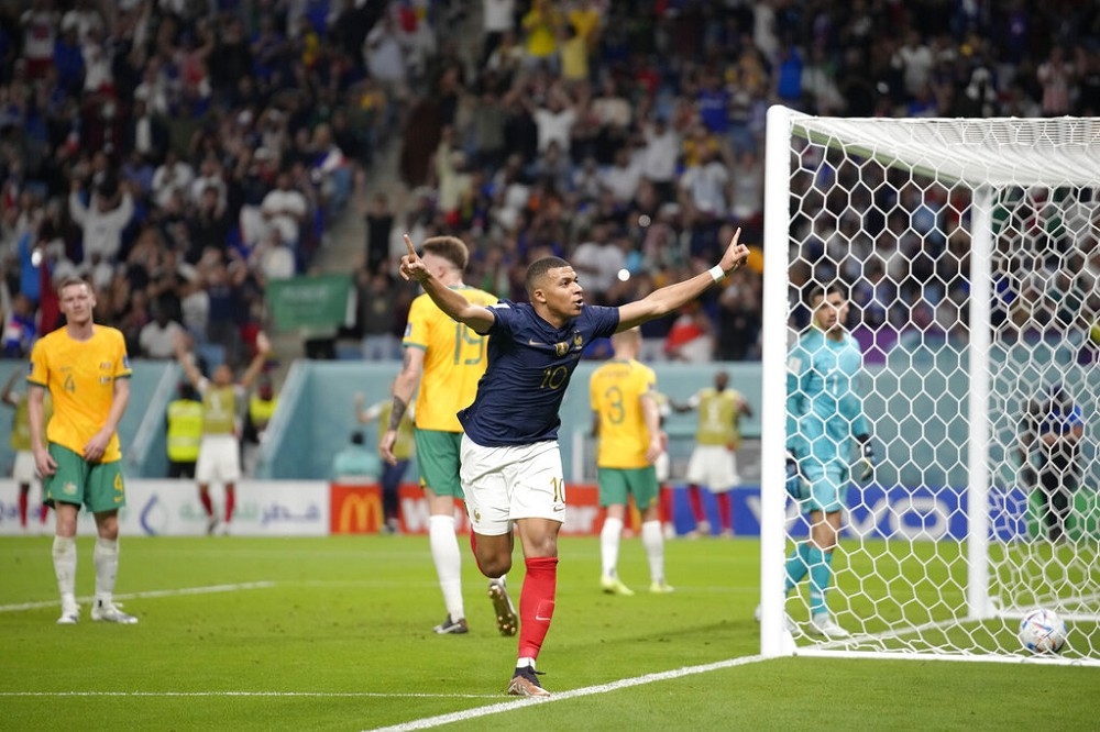 法國隊的姆巴佩在進球後，高舉手勢慶祝。（美聯社）
