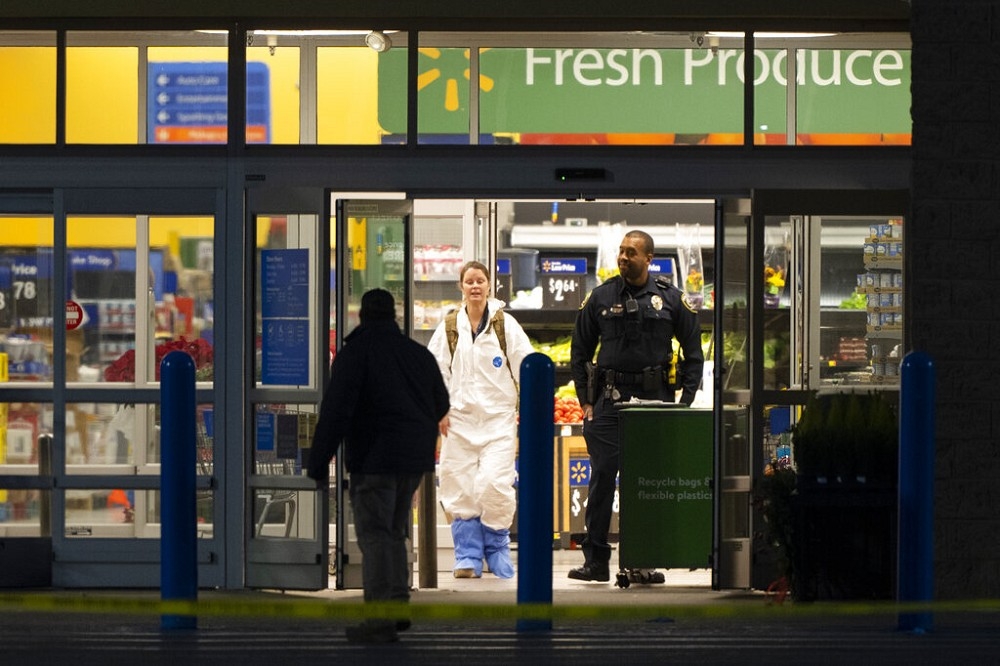 維吉尼亞州切薩皮克市沃爾瑪（Walmart）超市發生槍擊案，執法人員23日在現場調查。（美聯社）