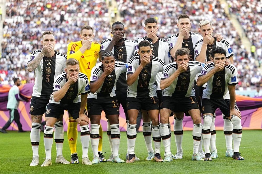 德國隊全隊摀住嘴拍團體照，似乎回應國際足總禁止One Love臂章的禁令。（美聯社）