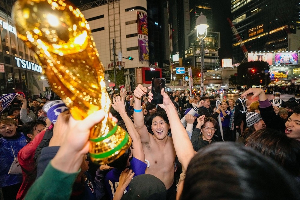 日本世界盃逆轉勝德國，創下隊史紀錄，上萬民眾嗨翻東京街頭。（美聯社）