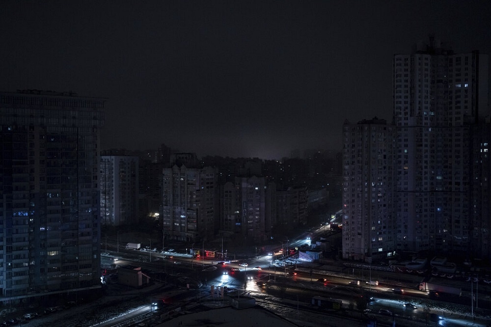 烏克蘭基輔23日陷入停電。（美聯社）
