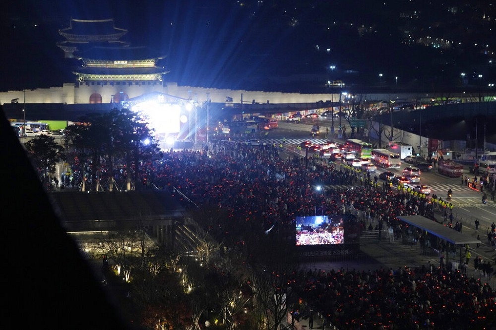首爾光化門現場湧入大批為南韓隊加油的民眾。（美聯社）