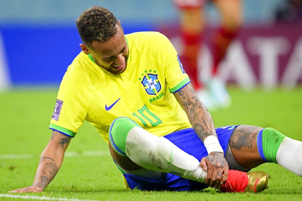 巴西球星內馬爾右腳踝受傷。（美聯社）