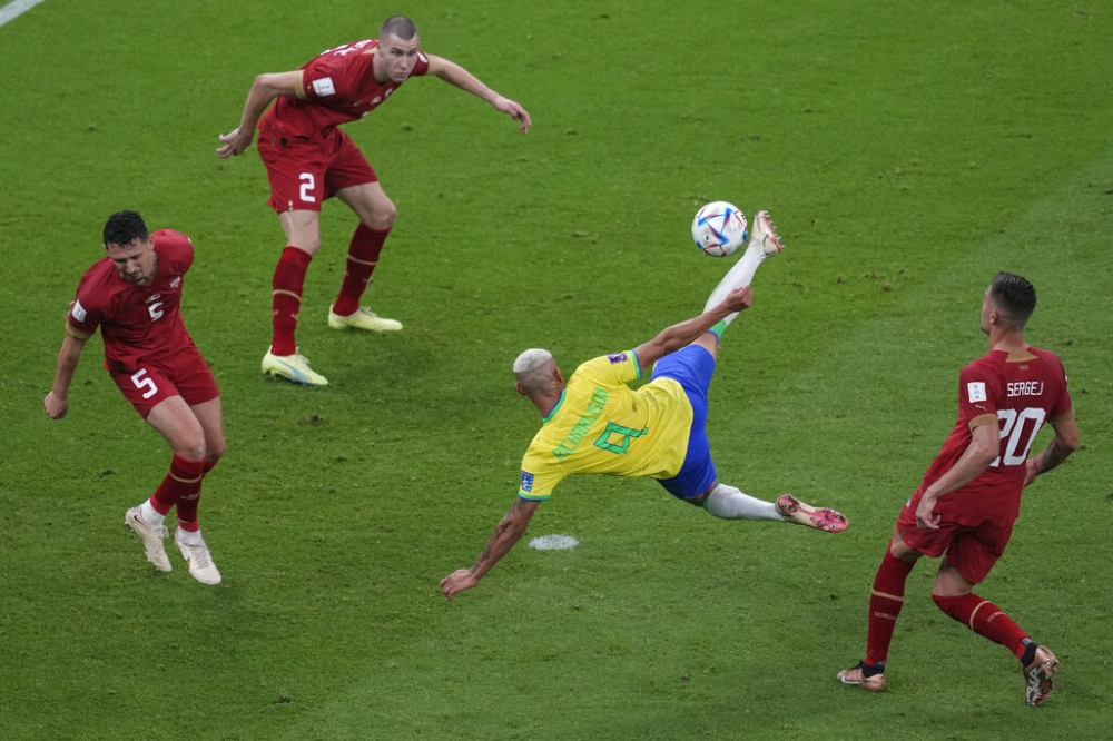 理查利森一腳「側掛金鉤」預約本屆世界盃最佳進球，也讓外界更看好巴西奪冠。（美聯社）