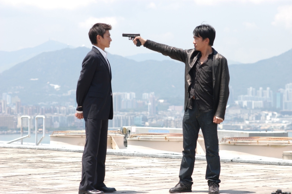 劉德華（左）和梁朝偉在《無間道》中在天台對決的場面，兩大天王帥哥交出的表演被戲迷視為經典。（華映娛樂提供）