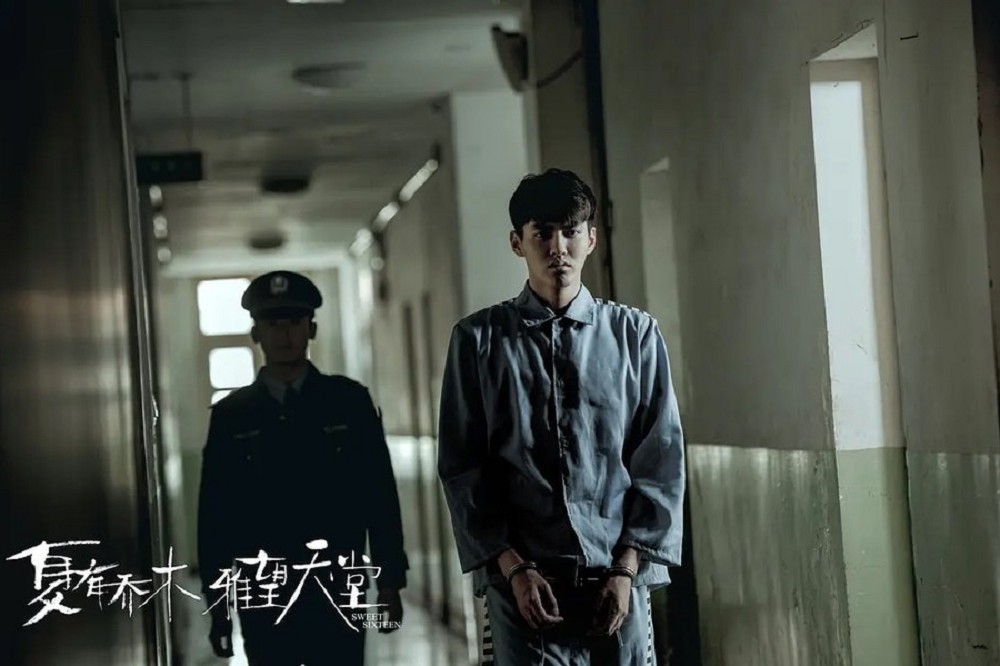 昔日的電影劇照，成為吳亦凡鋃鐺入獄的真實寫照。（取自香港01）