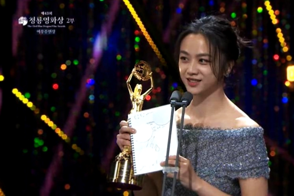 湯唯以《分手的決心》》獲得韓國電影青龍獎最佳女主角，她致詞時拿著該片的劇本，覺得自己很幸運可以等到這麼好的劇本與角色。（取自KBS Entertain的YouTube）