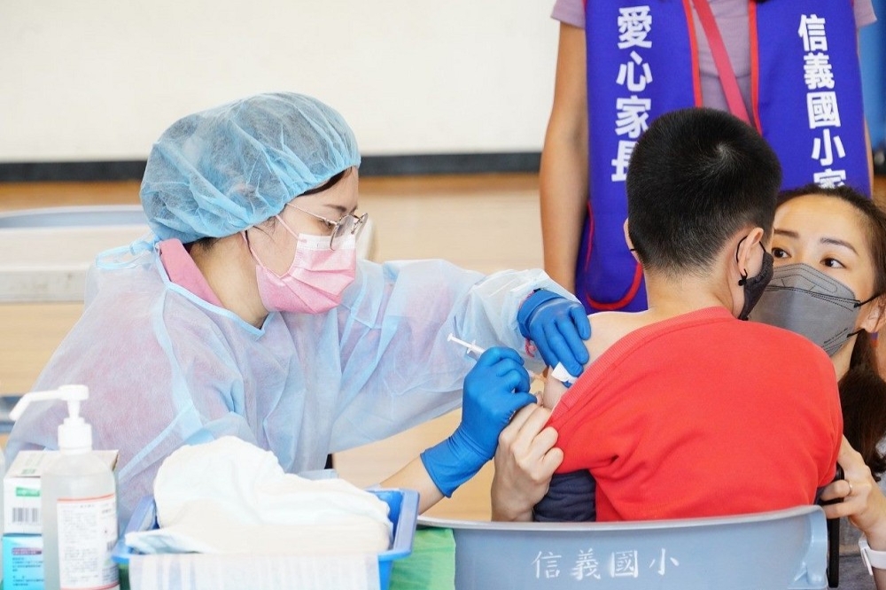 指揮中心說明，最快將於12月安排校園接種。（台北市政府提供）
