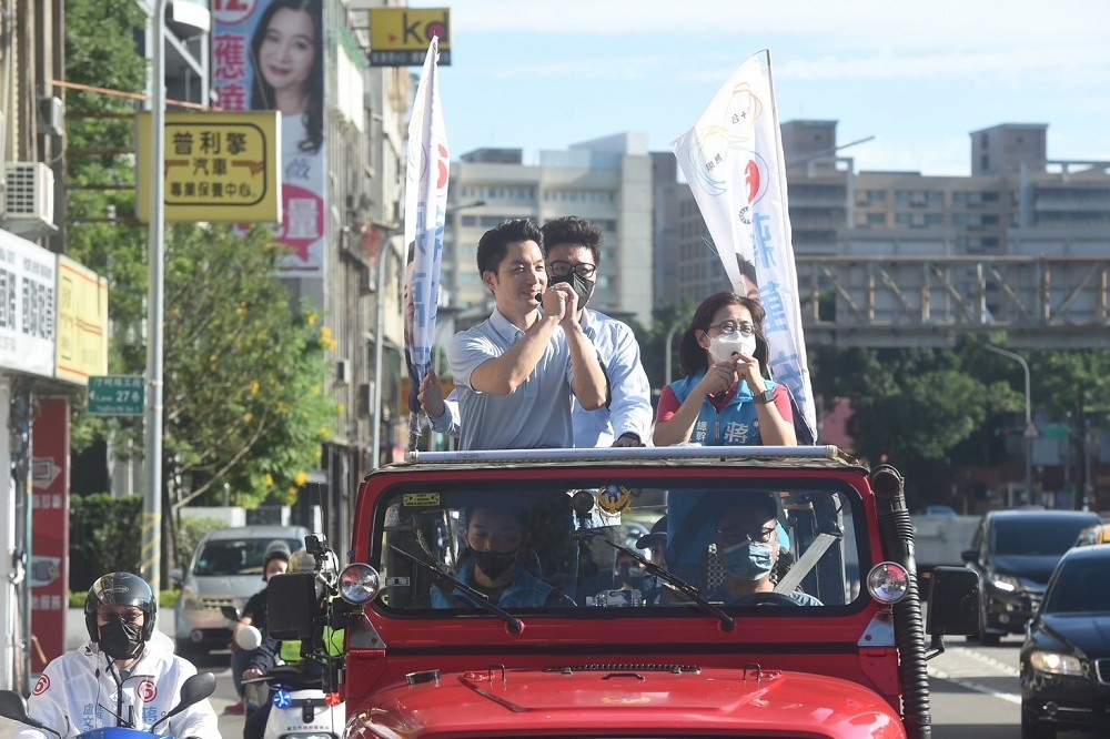 蔣萬安今天（27日）下午舉辦「無限台北 感謝無限」謝票車隊掃街謝票活動。（張哲偉攝）