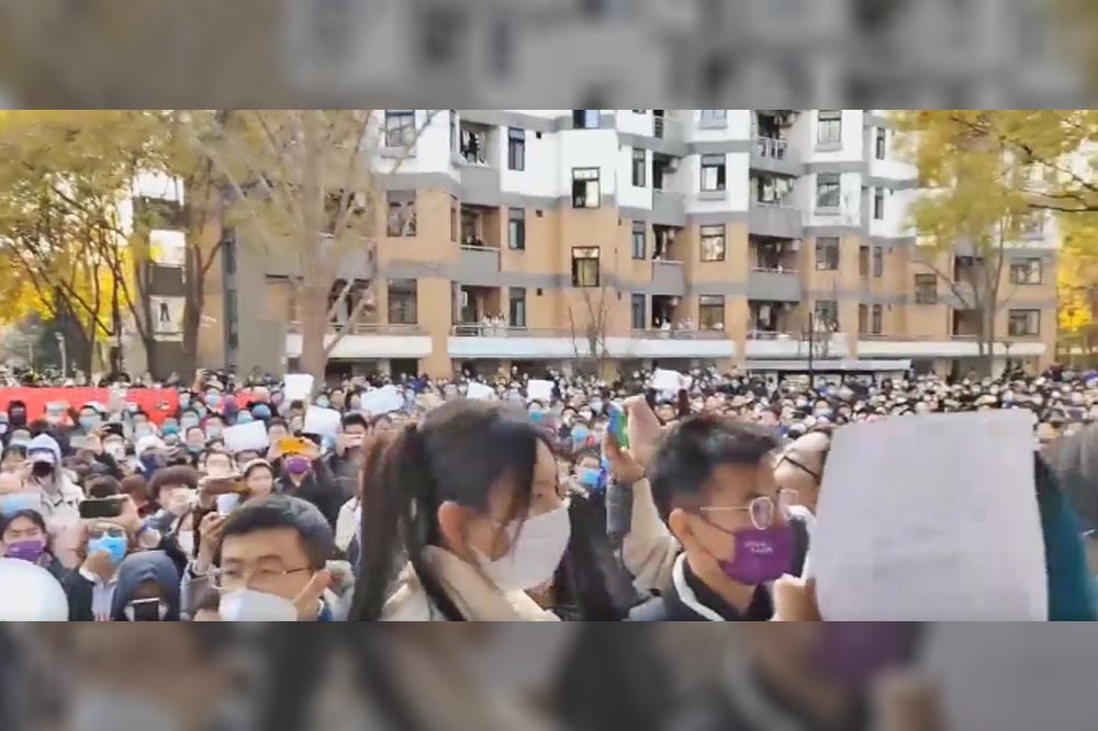 眾多北京清華大學學生27日白天示威，高喊「民主法治、表達自由」。（截自推特影片）