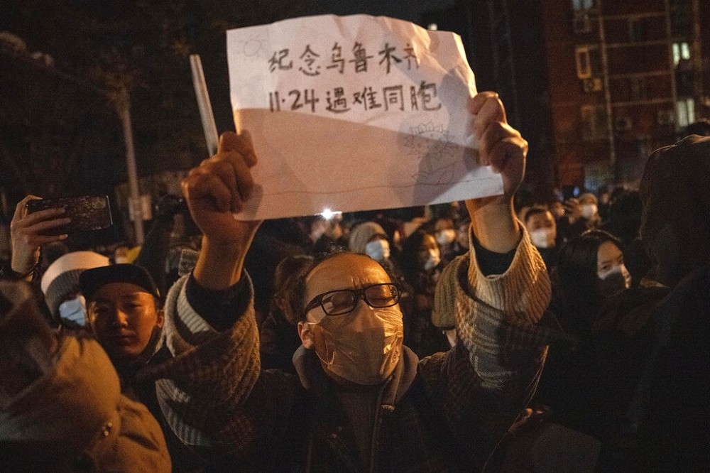 中国各地民众纷纷走上街头，维权要求解封，并对乌鲁木齐1124火灾罹难者表达哀悼之意。（美联社）(photo:UpMedia)