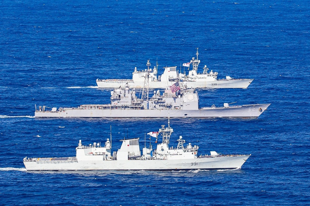 加國巡防艦「溫尼伯號」（FFH 338）與「溫哥華號」（FFH 331），伴隨美軍神盾巡洋艦「錢斯勒維爾號」（CG 62）在印太水域進行巡弋任務。（取自DVIDS）