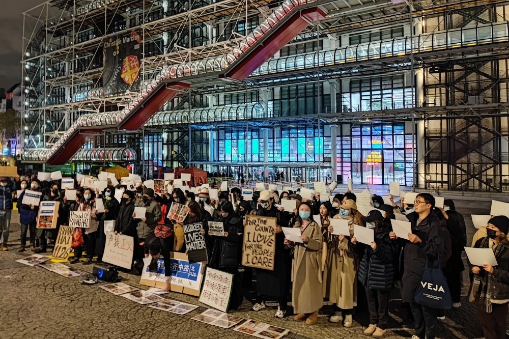 在巴黎庞毕度中心前，华裔民众顶着寒风低温声援「白纸革命」维权示威。（取自推特）(photo:UpMedia)