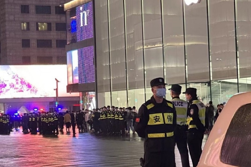 杭州当地警方在in77广场周边部署大量警力，稍有抗议活动就立刻上前将人带走。（取自推特）(photo:UpMedia)