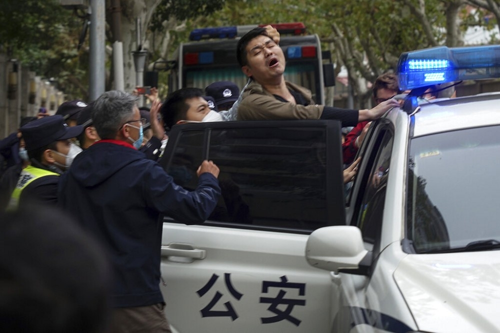 六四民運人士王丹等人發表公開信，呼籲中國軍警執勤應合乎憲法、秉公執法，勿作幫兇劊子手。（美聯社）