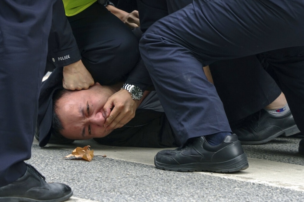 27日，上海一名抗争者遭警察压制在地、嘴巴被摀住。（美联社）(photo:UpMedia)